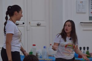 El MAE celebra su taller de ciencia para toda la familia en la plaza de Santa Ana